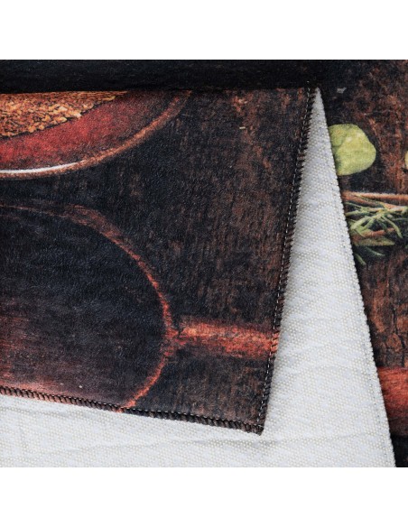 Détail imprimé épices et herbes aromatiques sur tapis de cuisine