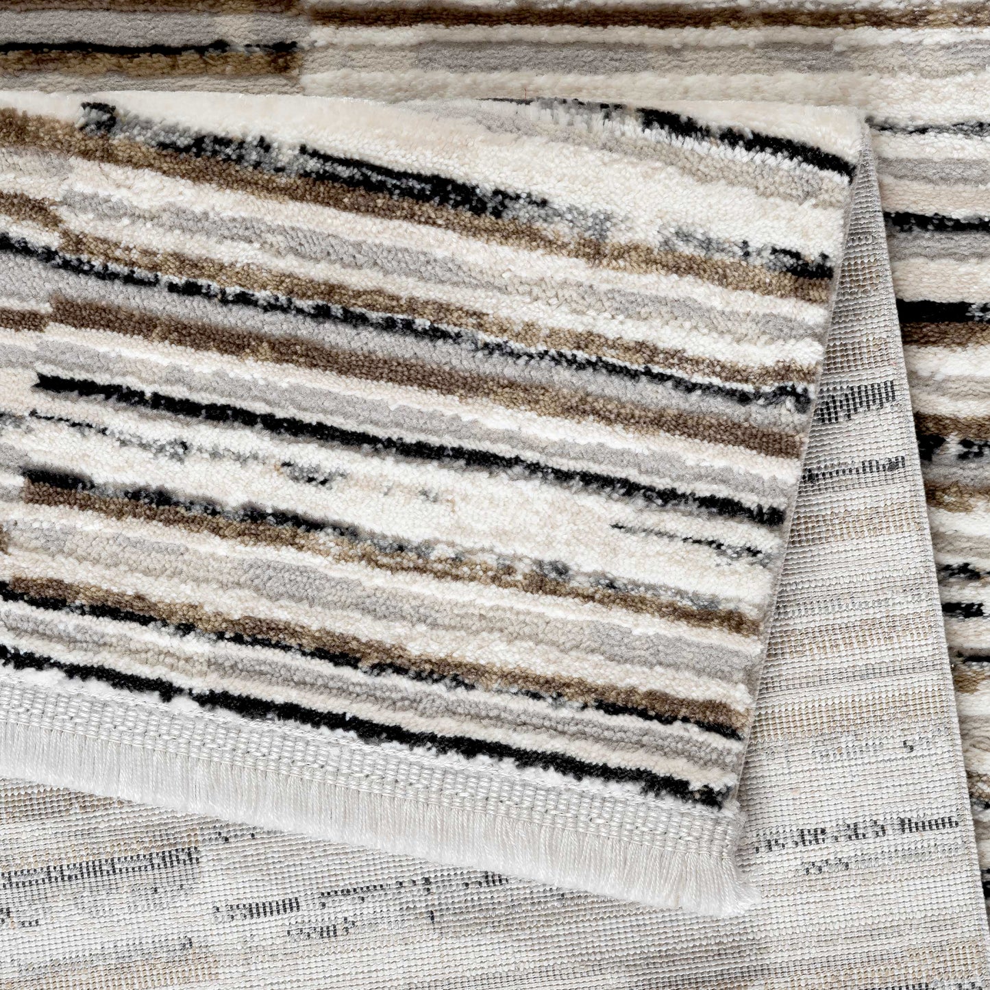 Tapis moderne beige et taupe à motif graphique