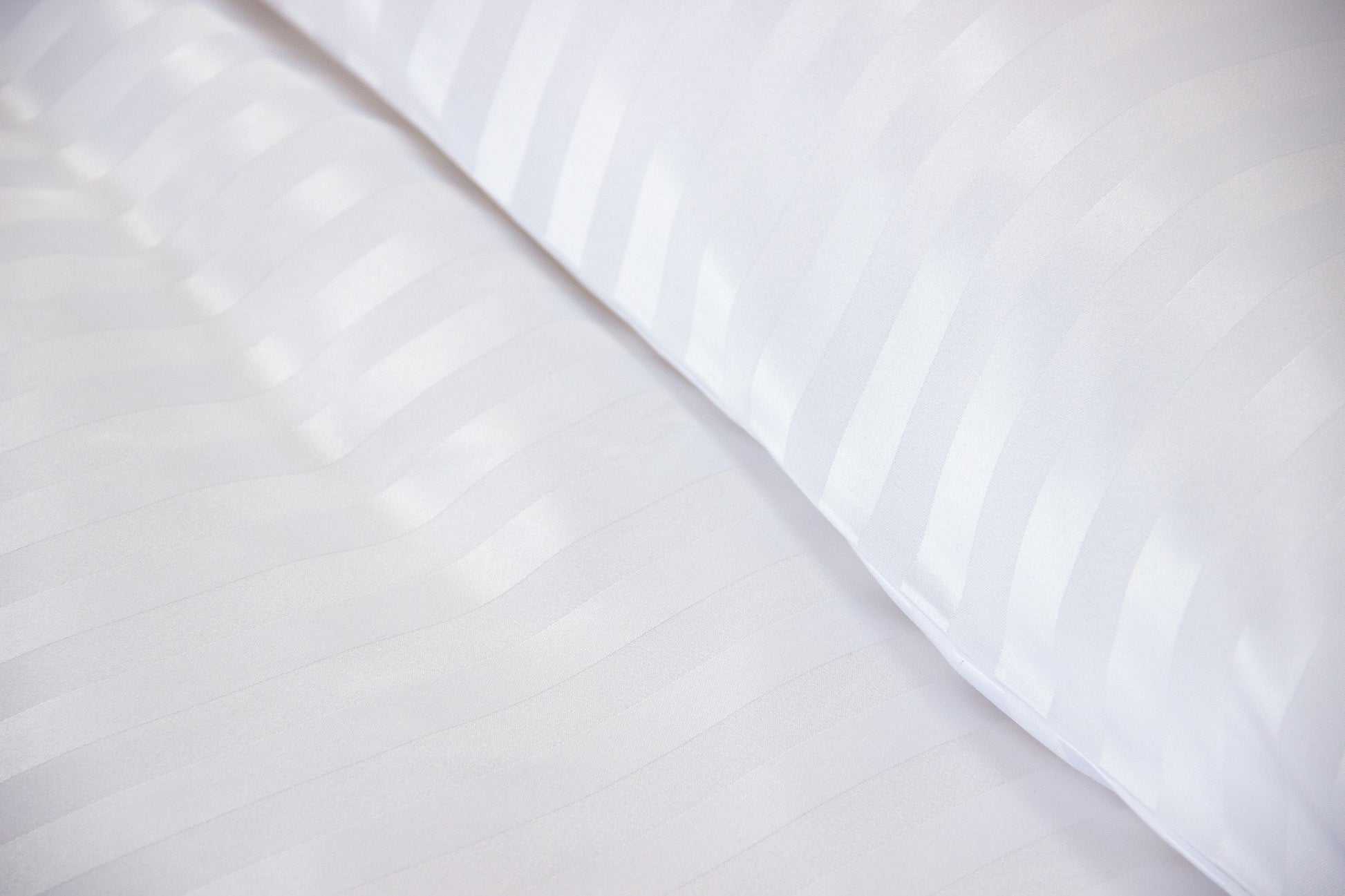 Parure de Lit Satin en Microfibre - Rayures Tissées