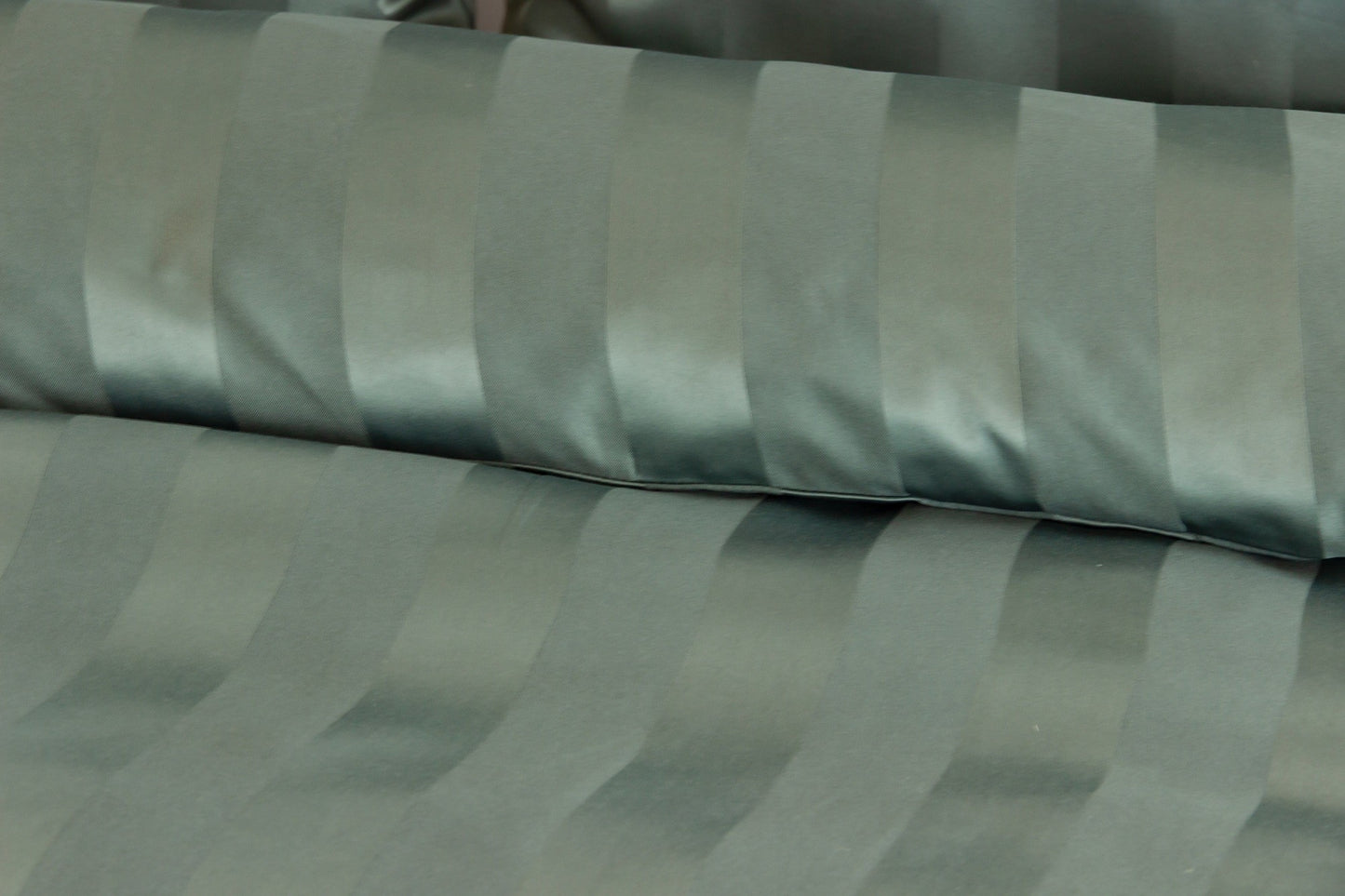 Parure de Lit Satin en Microfibre - Rayures Tissées