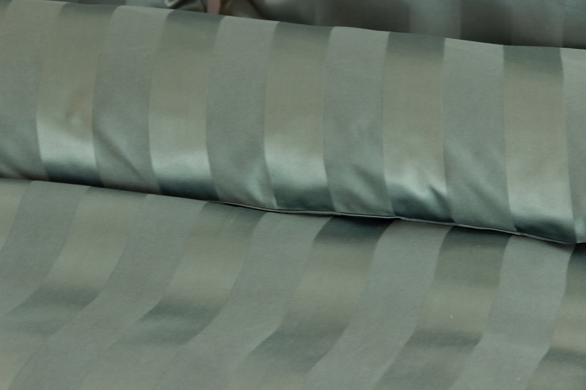 Parure de Lit Satin en Microfibre - Rayures Tissées