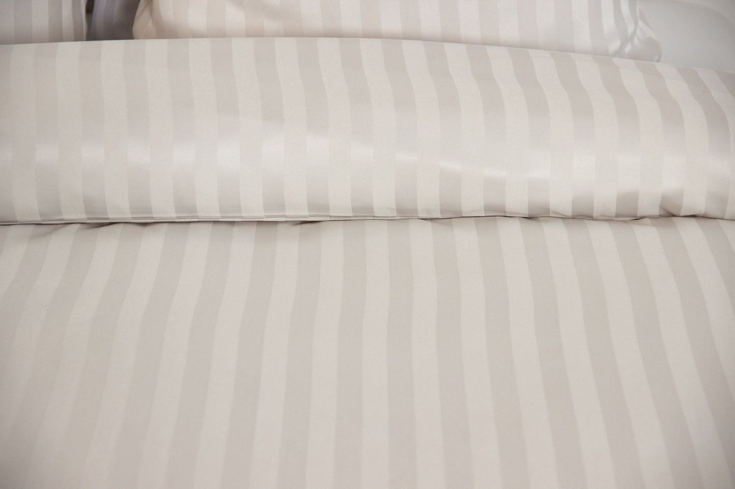Parure de Lit Satin en Microfibre - Rayures Tissées