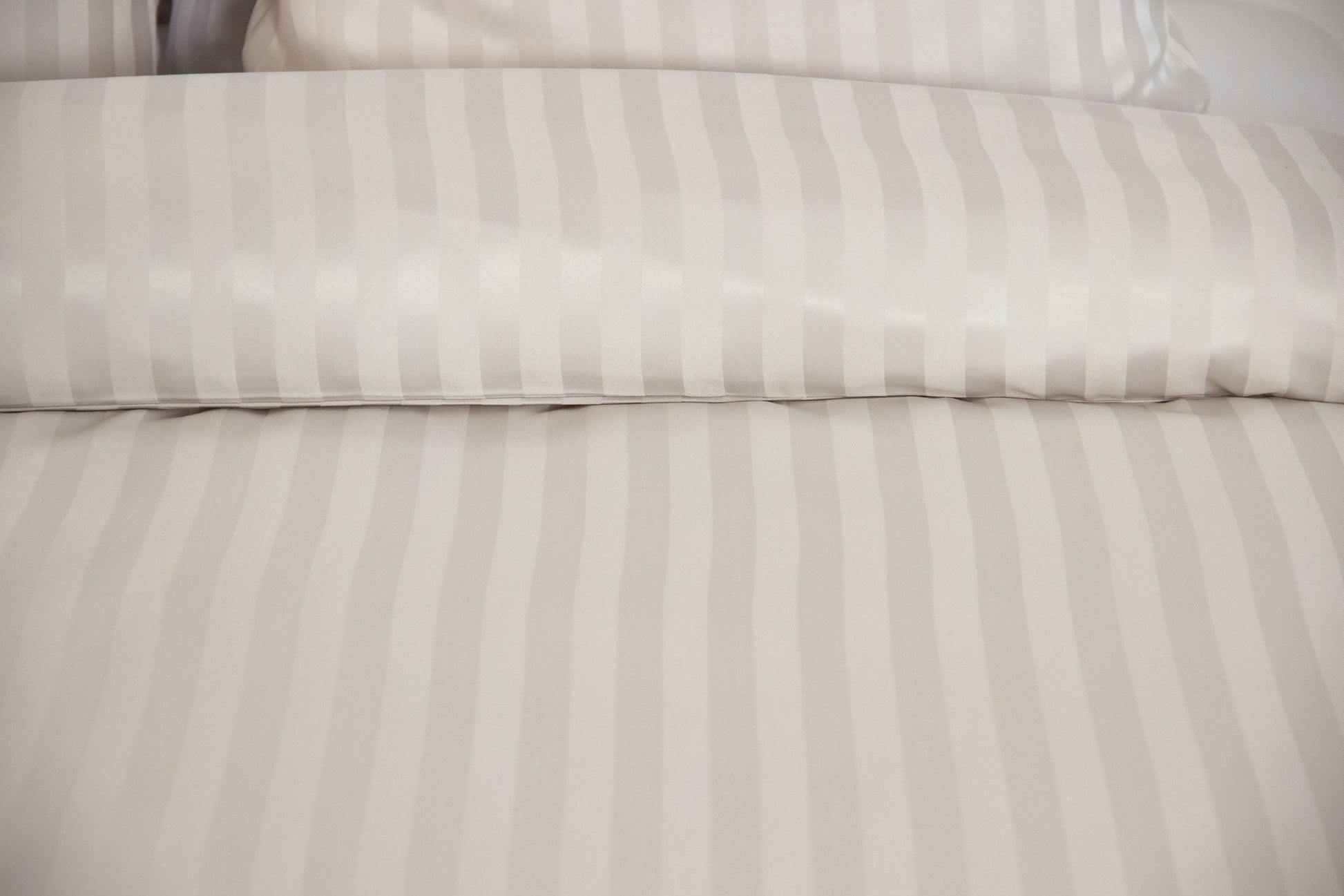 Parure de Lit Satin en Microfibre - Rayures Tissées