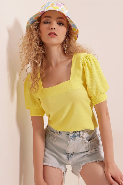 Blouse à encolure carré