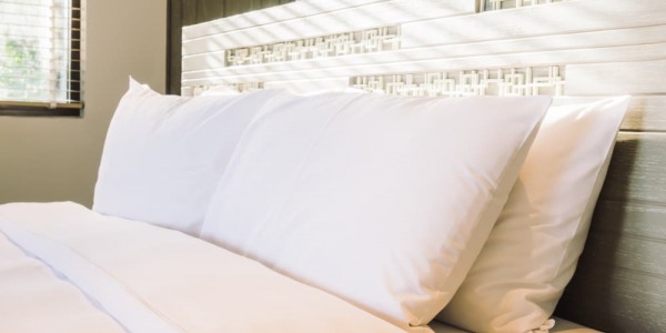 Comment bien assortir vos coussins et plaids avec votre parure de lit ?