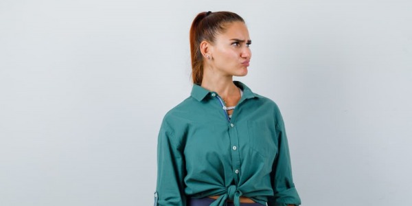 Le chemisier femme : un incontournable du dressing moderne