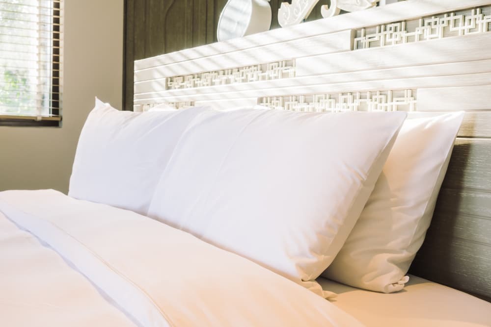 Comment bien assortir vos coussins et plaids avec votre parure de lit ?