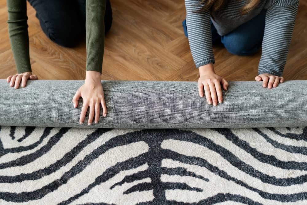 Le tapis noir et blanc : une touche de modernité pour votre salon